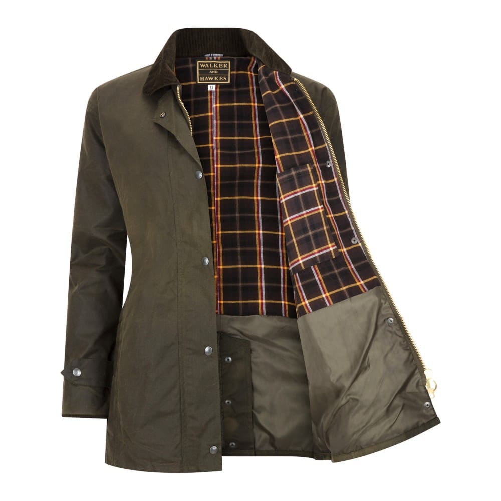 Casaco verde-oliva com interior em padrão xadrez e gola em veludo castanho