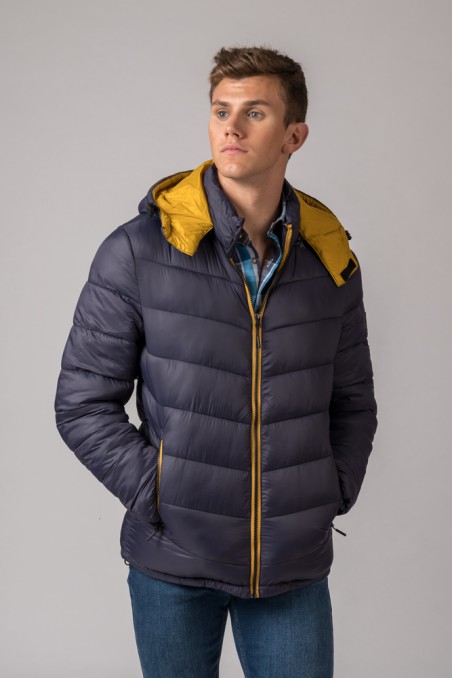 Casaco acolchoado azul escuro com fecho amarelo e interior amarelo no capuz