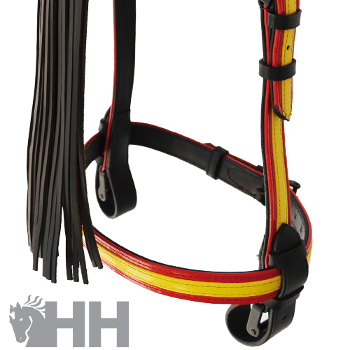 Cabeçada e chicote para cavalo preto com fitas vermelhas e amarelas e logótipo HH
