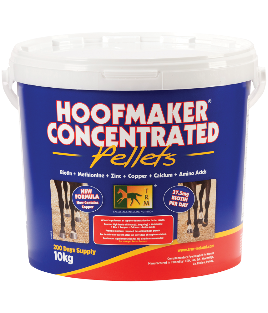 balde de plástico branco com rótulo azul, vermelho e amarelo contendo pellets para cascos