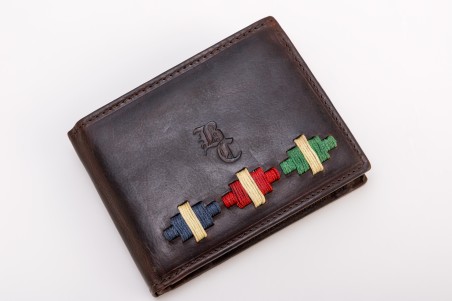 Carteira de pele castanha com bordado colorido e letras entalhadas