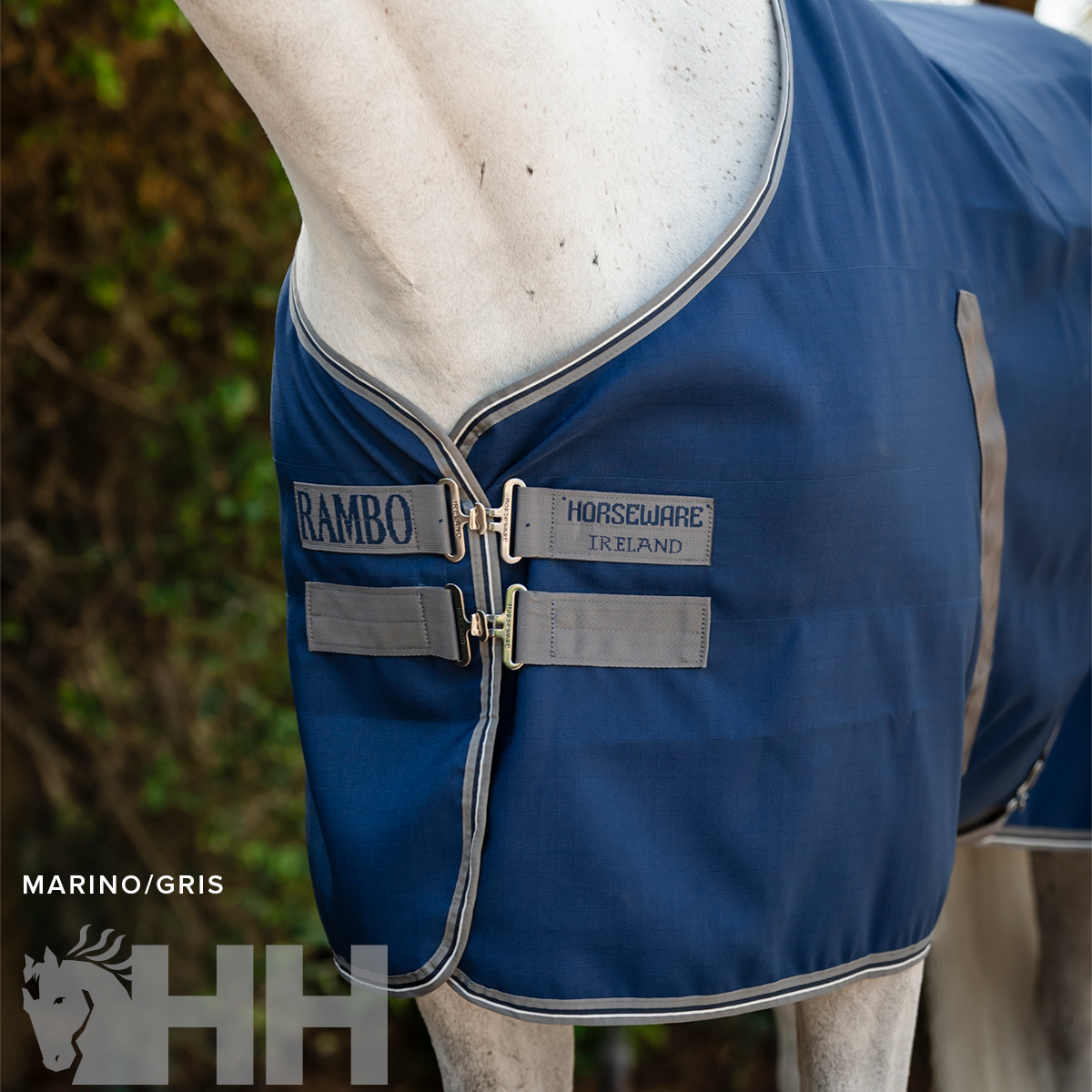 Manta para cavalo azul marinho e cinza com fechos metálicos e etiquetas Horseware Ireland e Rambo