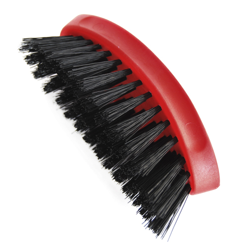 Escova de limpeza com cabo vermelho e cerdas pretas.