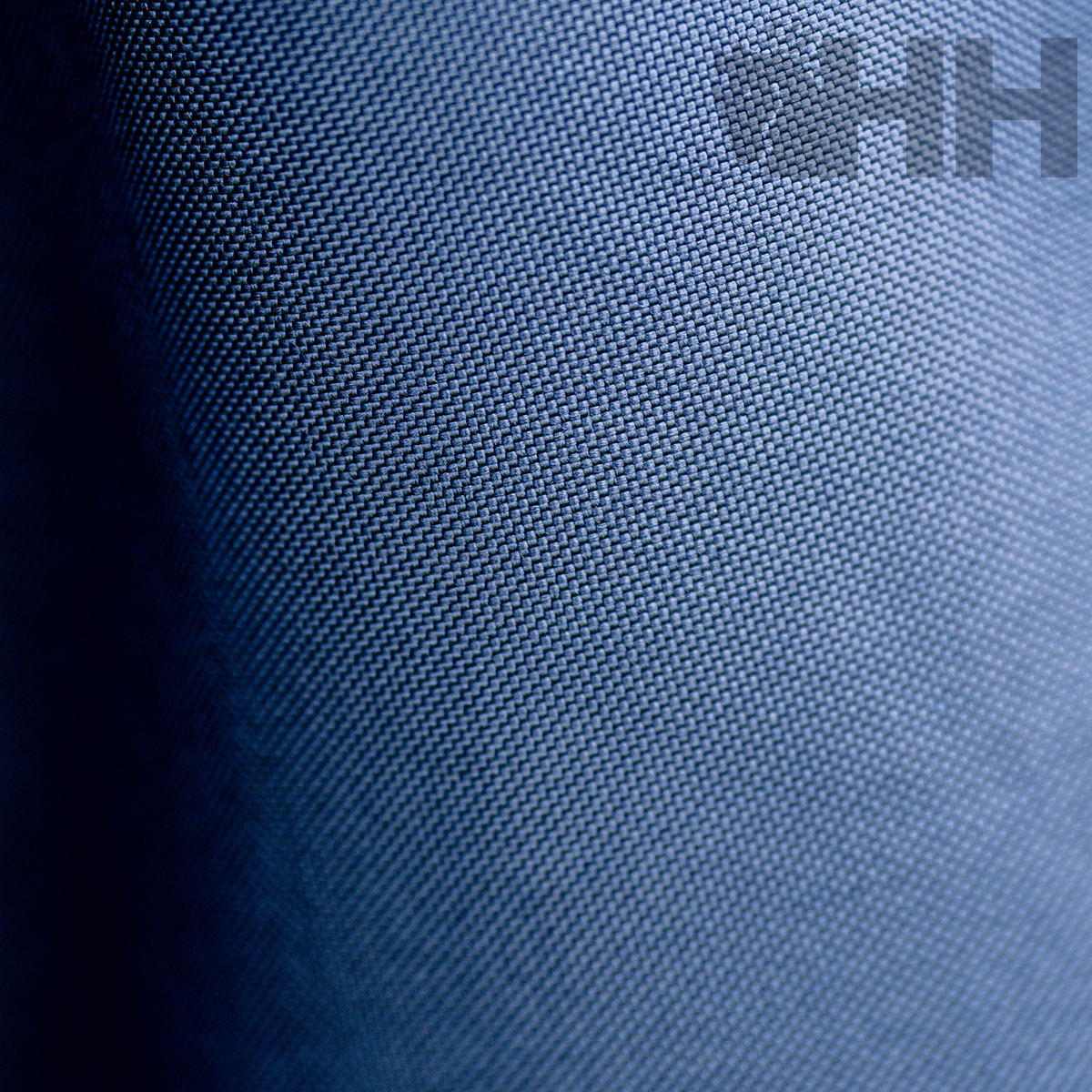 tecido azul com textura quadriculada e texto cinzento 'HH'