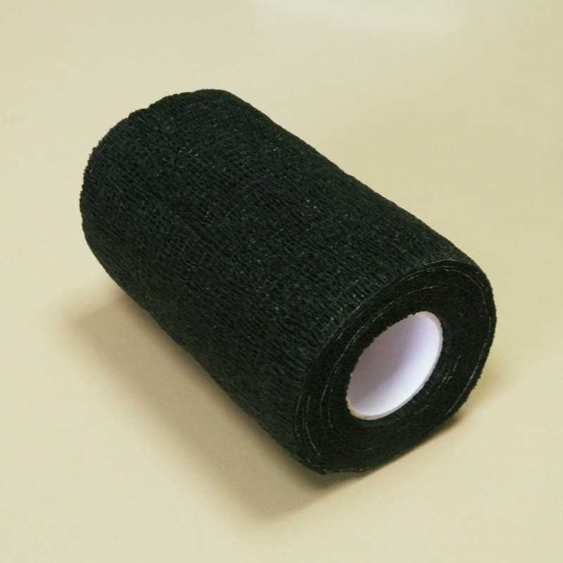 Rolo de fita adesiva preta com núcleo branco sobre superfície bege