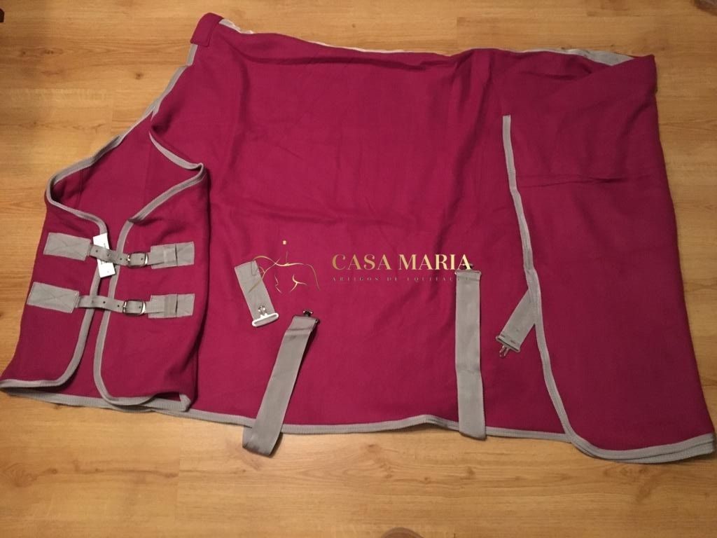 Manta de cavalo vinho com bordas cinzentas e fivelas cinza