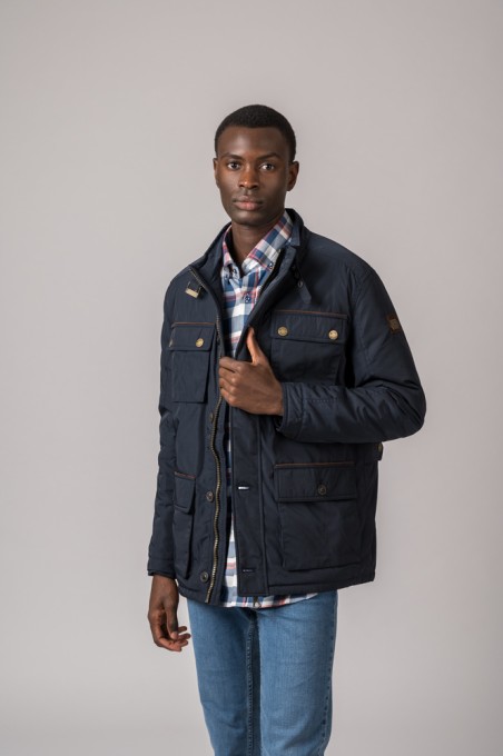 Homem a usar casaco azul escuro com bolsos e camisa xadrez