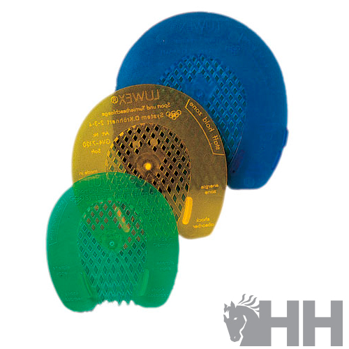 Três palmilhas coloridas azul, amarela e verde com padrão perfurado e texto amarelo