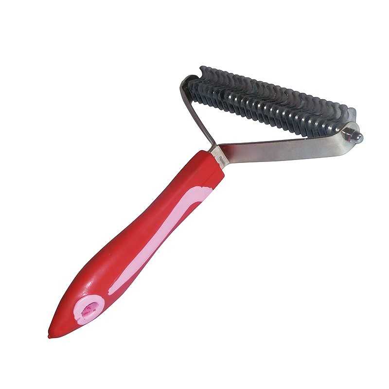 Raspador manual vermelho e rosa com lâminas metálicas serrilhadas