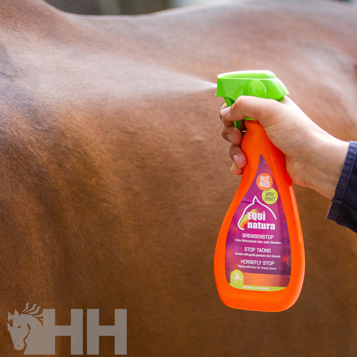 Frasco spray Equinatura Stop Táons junto a cavalo castanho