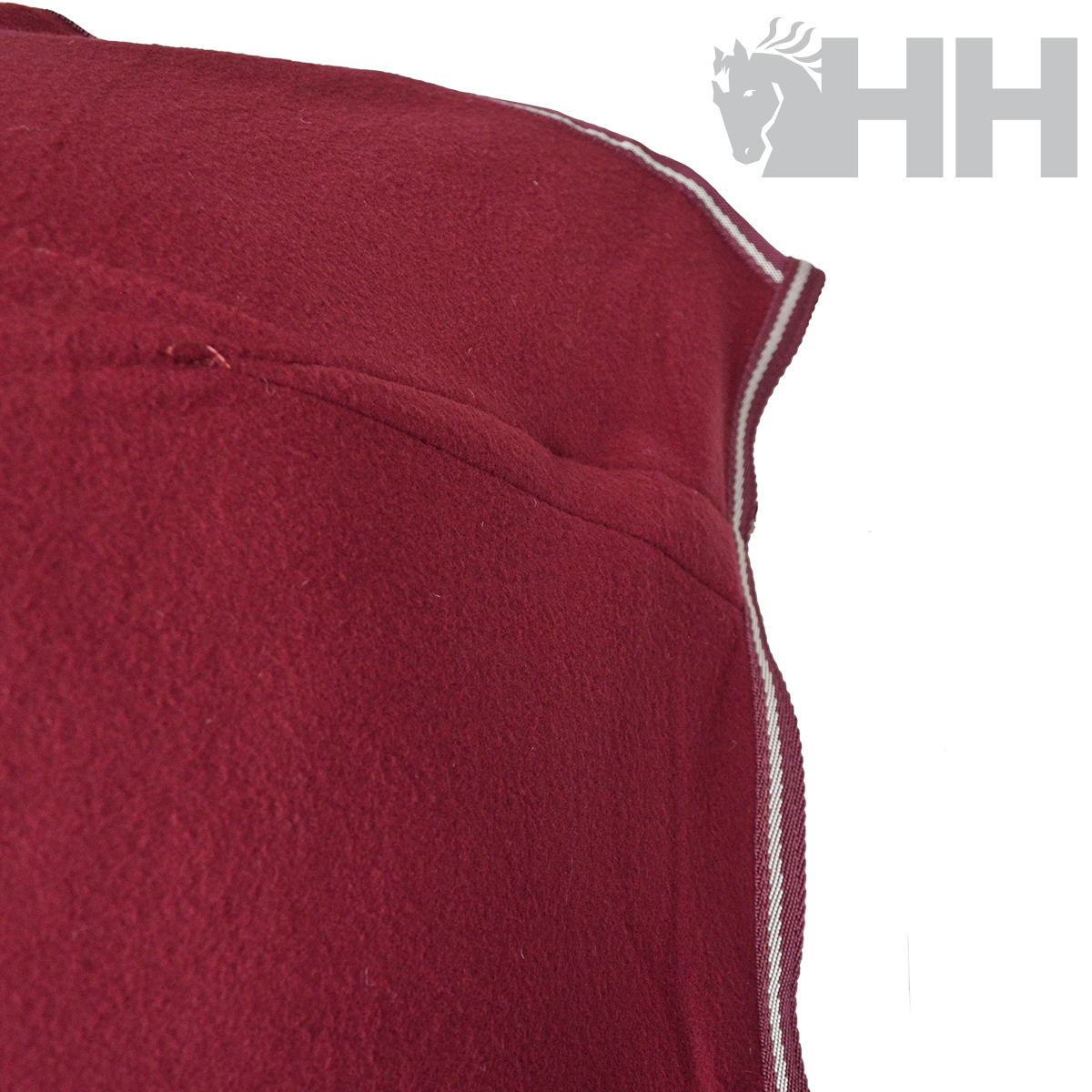 Almofada vinho com costura clara e logo HH cinzento