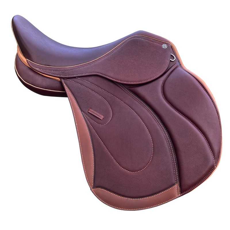 Sela de equitação de couro castanho com detalhes acolchoados