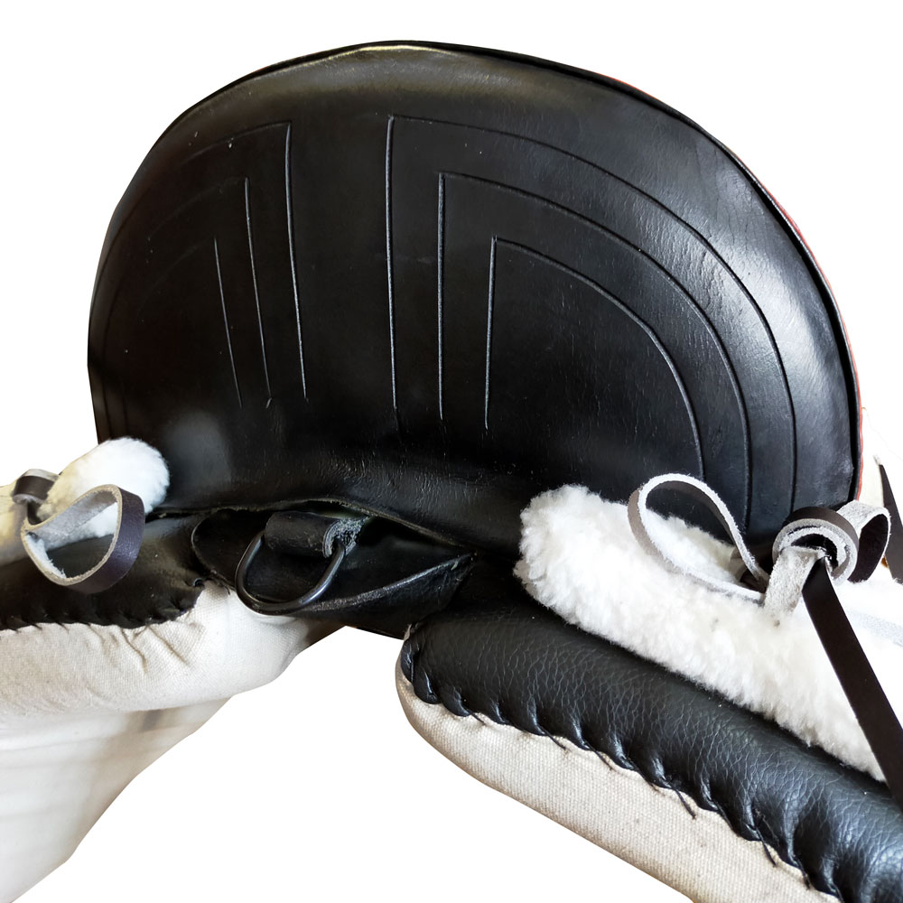 Luva de boxe preta com interior em pelúcia branca e tiras de ajuste