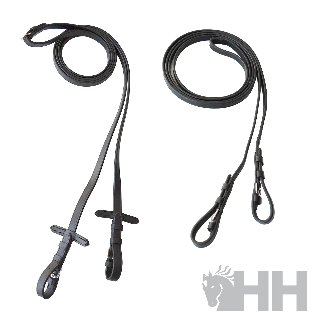 Duas rédeas pretas de equitação com fivelas e argolas metálicas em fundo branco