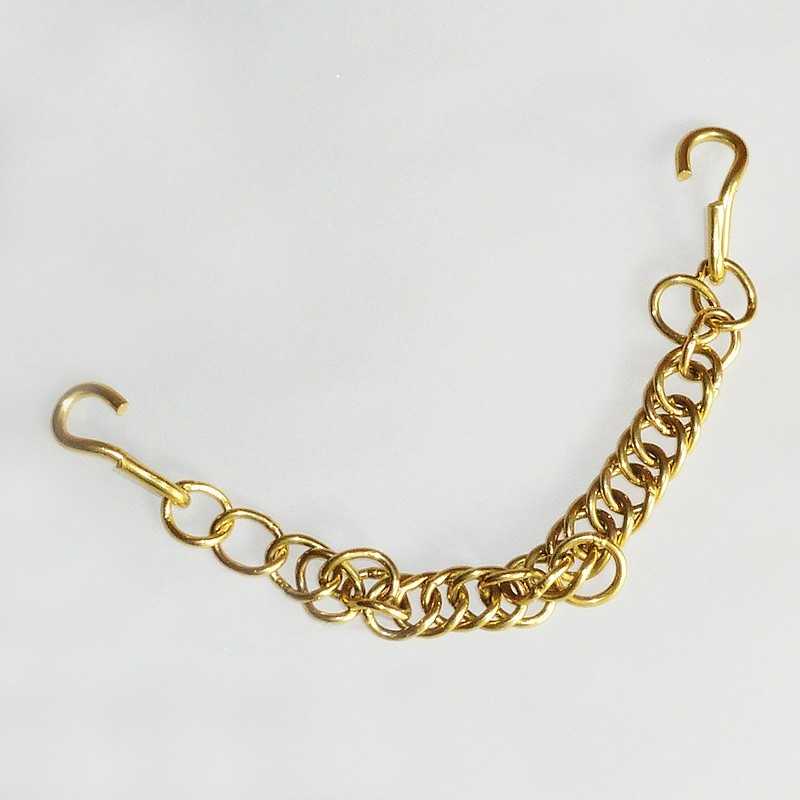 Corrente dourada com elos grossos e ganchos em fundo branco