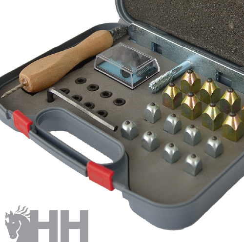 Estojo cinzento com elementos metálicos e cabo de madeira