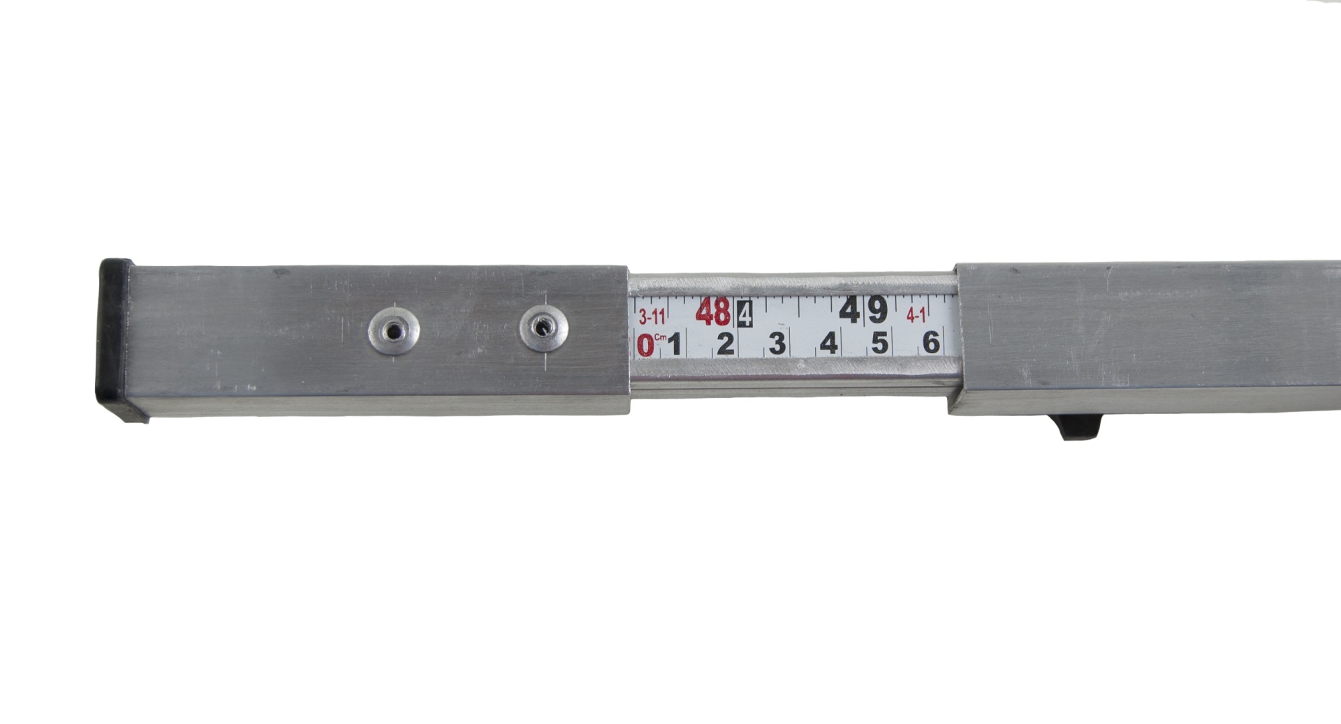 Trena metálica cinzenta com graduação visível e extremidades pretas