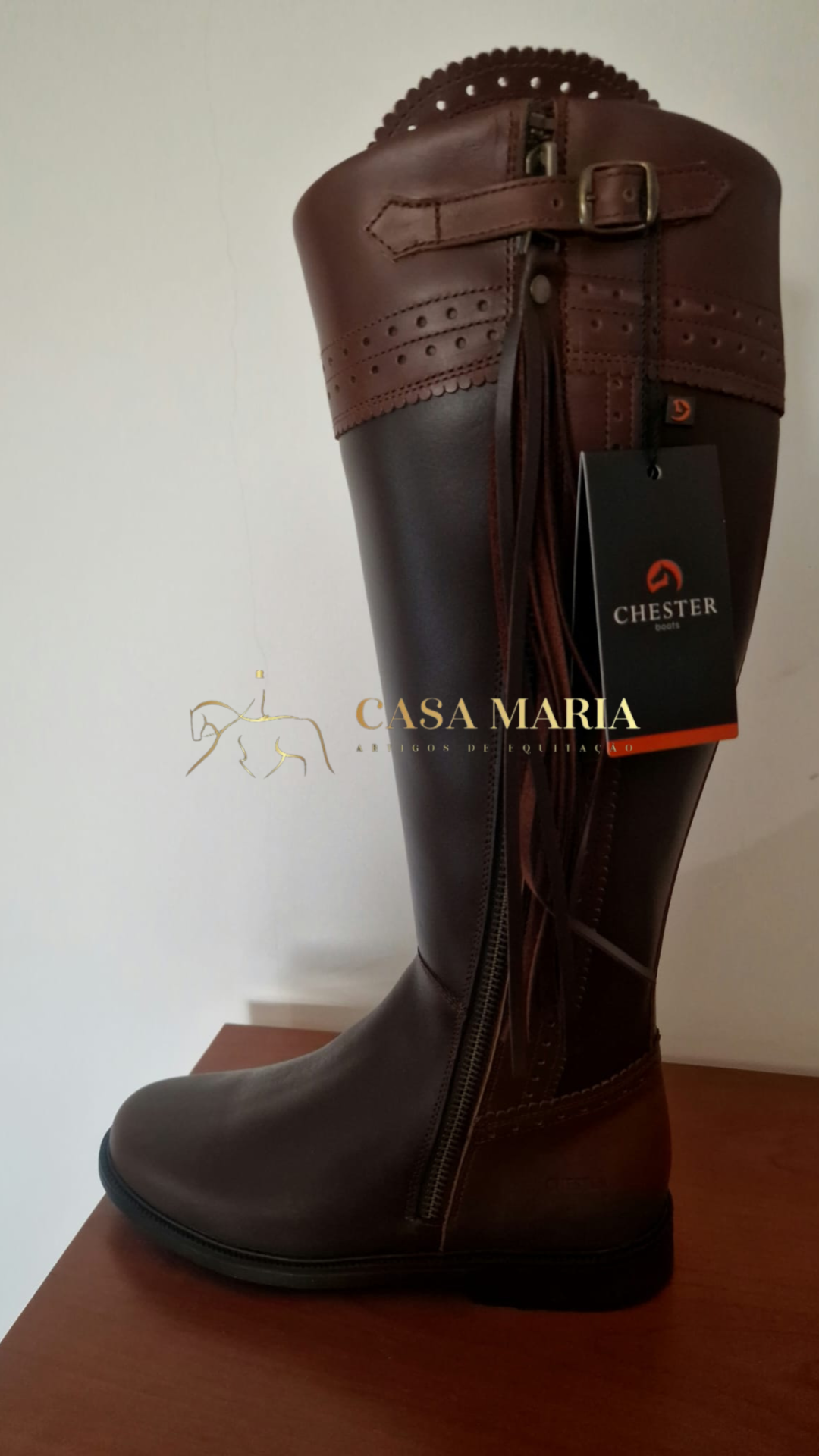 Bota de montaria Chester castanha com fecho lateral e etiqueta de marca