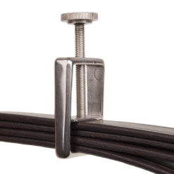 Braçadeira metálica prateada segurando tiras pretas