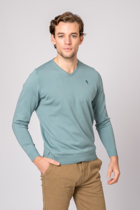 Camisola verde-azulado de malha com decote em V e calças castanhas