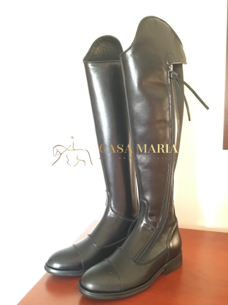 Botas pretas de pele para equitação com fecho lateral e laço