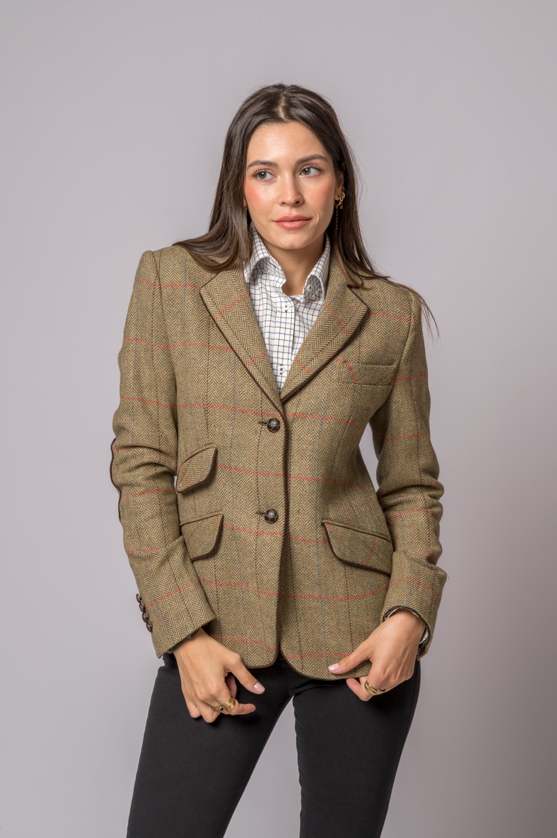 Blazer castanho xadrez com camisa e calças pretas