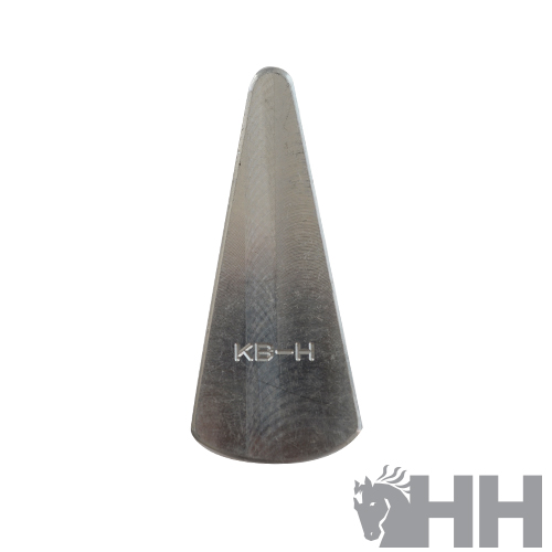 Cunha metálica cinzenta com texto gravado 'KB-H'