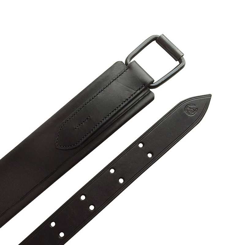 Cinto preto de couro com fivela quadrada metálica