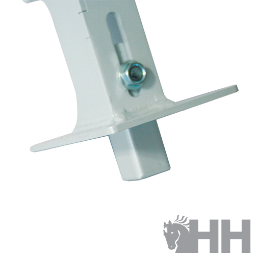 Peça metálica branca com parafuso e logótipo HH cinza