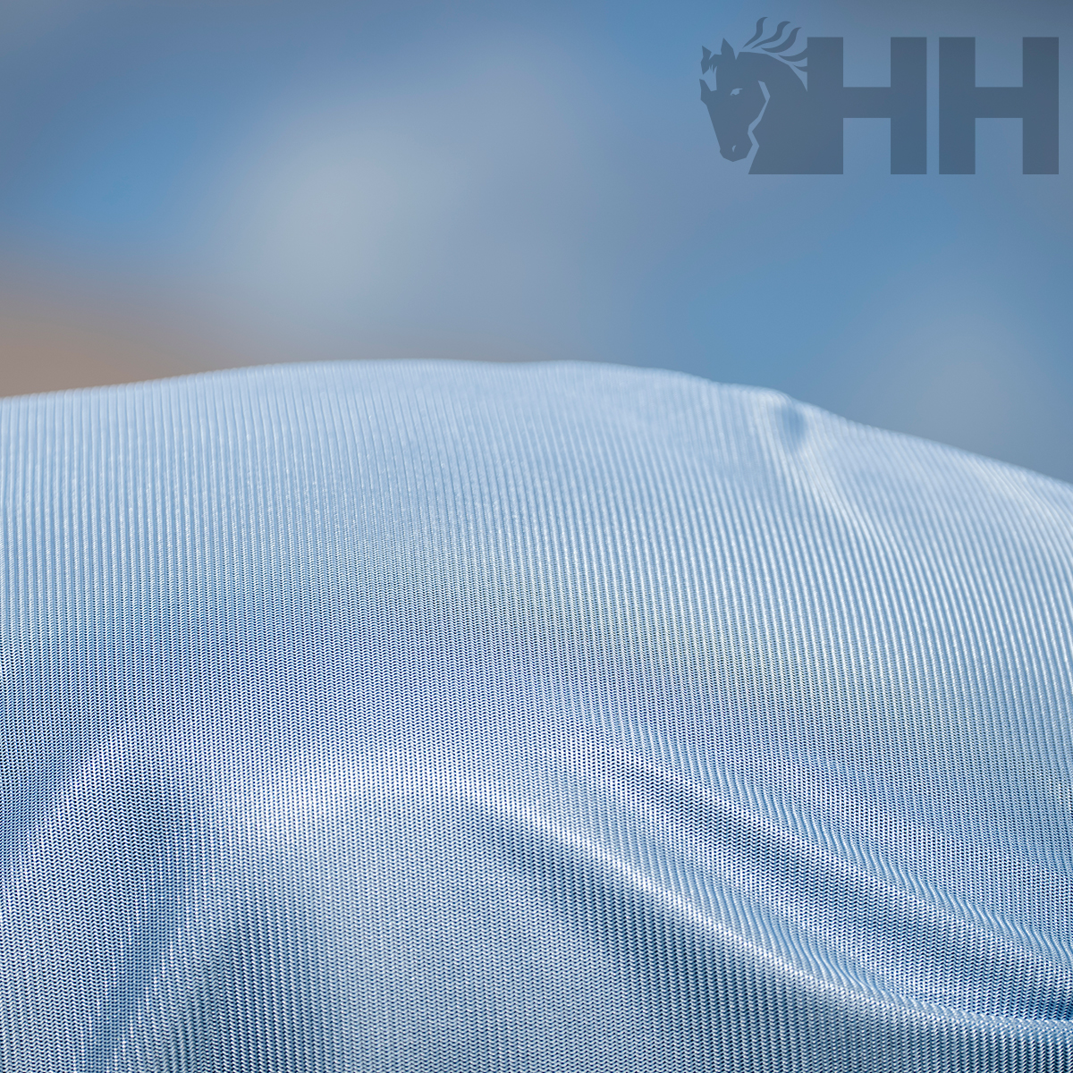 Tecido azul claro com textura de malha fina e logótipo HH com cabeça de cavalo