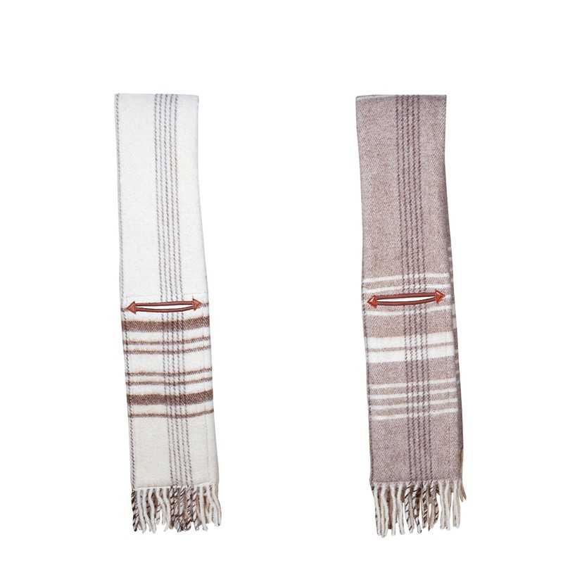 Dois cachecóis xadrez em tons de castanho e bege, com franjas e seta vermelha no centro