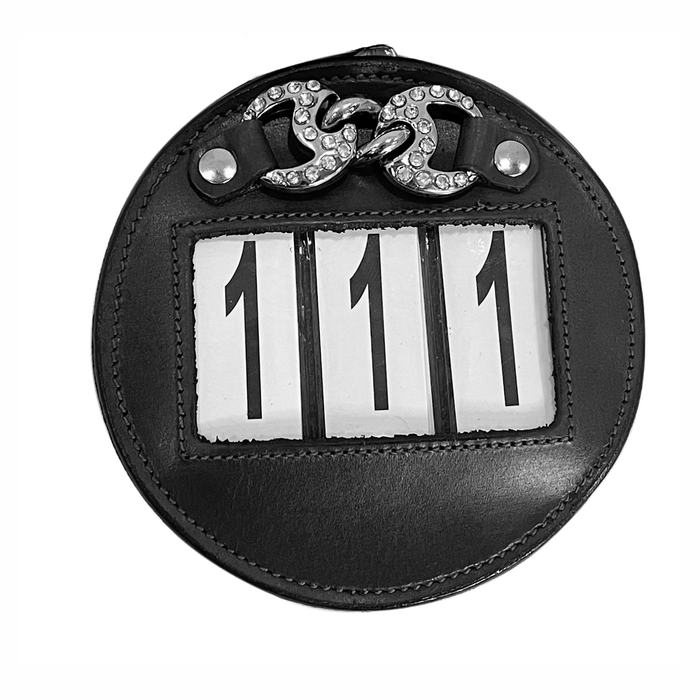 Relógio redondo preto com mostrador branco e números 111