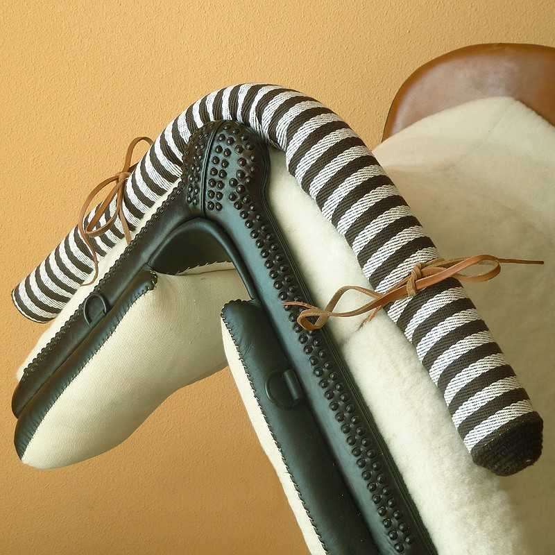 Par de mocassins pretos com sola branca e objeto tubular listrado preto e branco