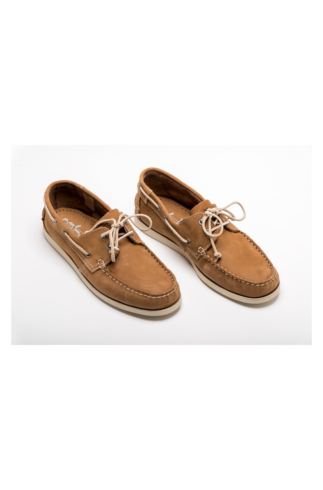 Par de mocassins castanhos em suede com atacadores bege