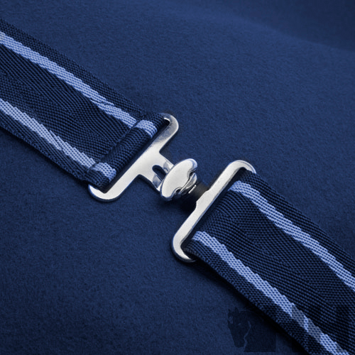 Correia azul com riscas claras e fivela metálica prateada sobre fundo azul