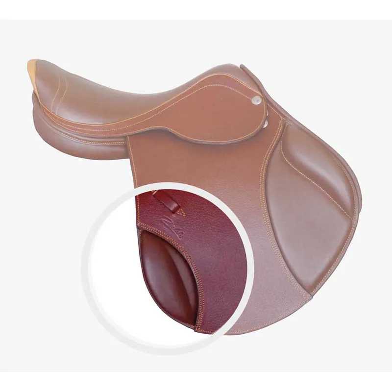 Sela de equitação castanha com detalhe em couro vermelho-escuro