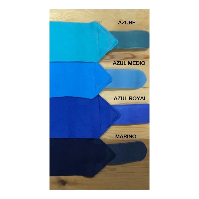 Quatro pares de meias de algodão em tons de azul com etiquetas de cor em superfície de madeira