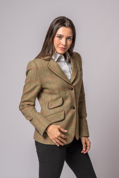 Mulher com blazer xadrez bege e camisa branca de quadrícula