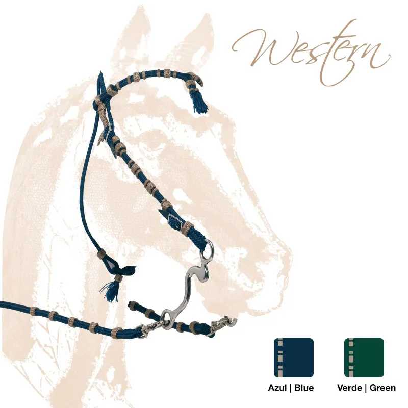 Cabresto têxtil azul e verde com mordida metálica e franjas, imagem de cavalo ao fundo, texto 'Western'.