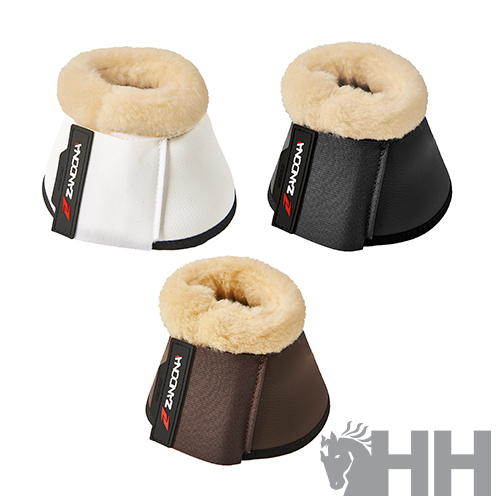 Três protetores de casco para cavalo em branco, preto e castanho com interior beige de lã sintética