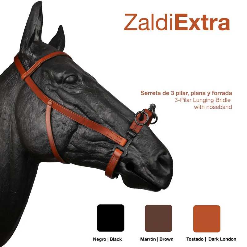 Brida de cuero para cavalo em preto, castanho e tostado em cabeça de cavalo negro