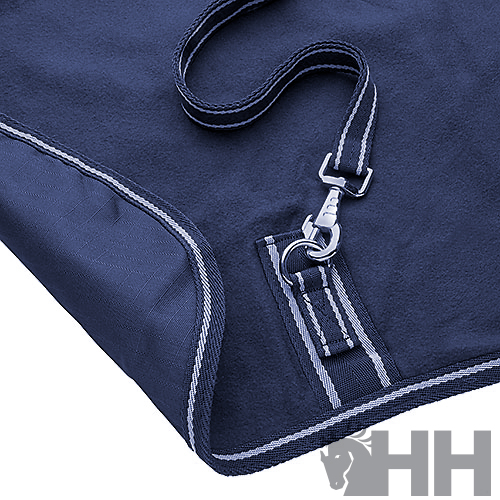 Tapete ou manta azul escura com costuras brancas e presilha metálica, fundo branco e logotipo HH cinzento.