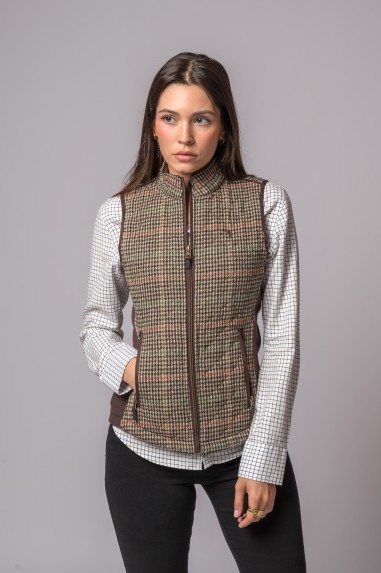 Colete feminino castanho pied-de-poule com camisa branca xadrez e calças pretas