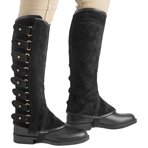Botas pretas compridas com fivelas douradas laterais em fundo branco