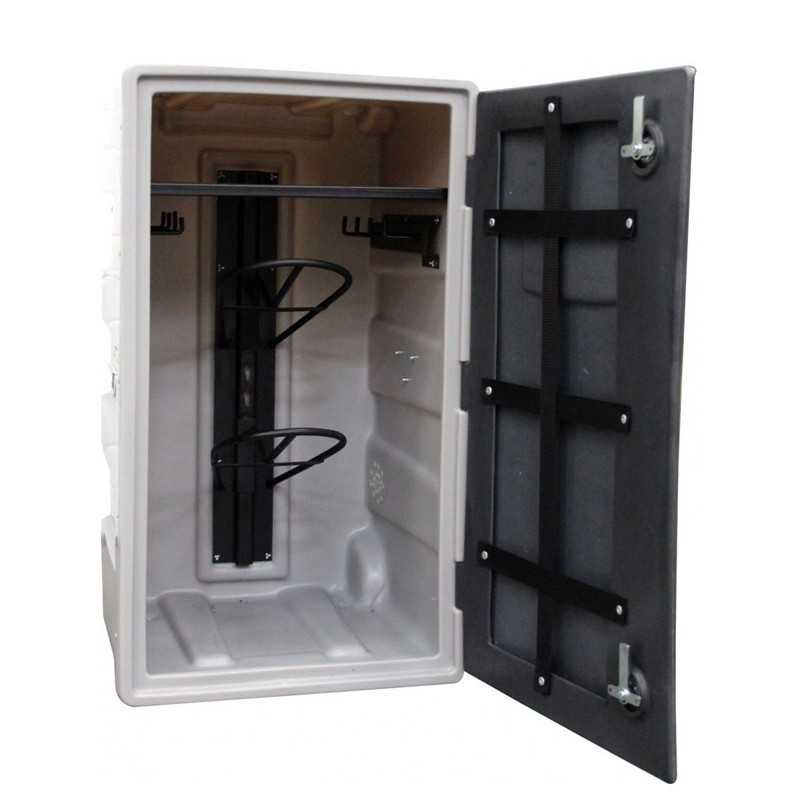 Armário de plástico cinza com porta aberta e suportes internos