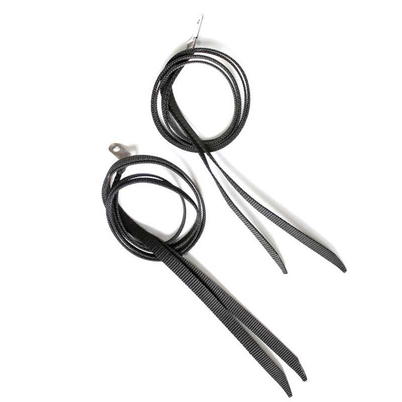 Par de cabos pretos com pontas metálicas em fundo branco