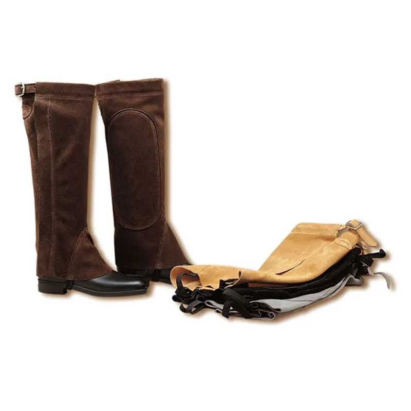 Botas castanhas com capas em várias cores sobre fundo branco