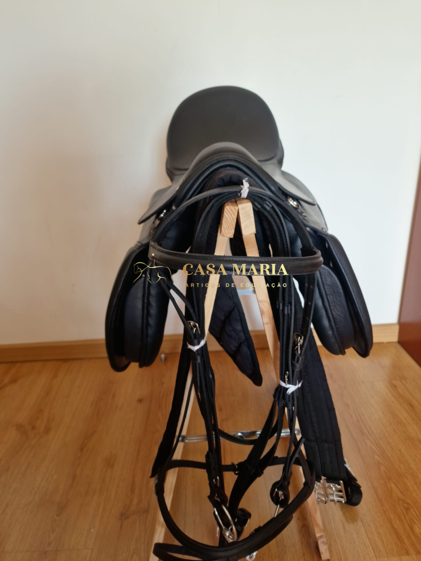 Selim de equitação preto com acessórios de couro pendurados