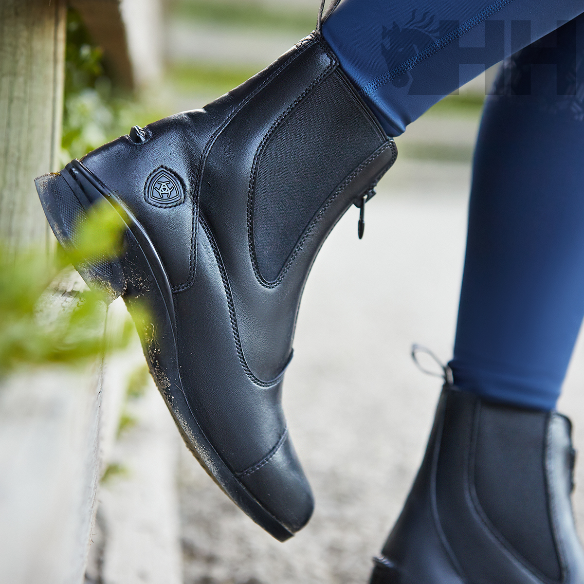 Botins pretos em pele lisa com fecho e elástico lateral