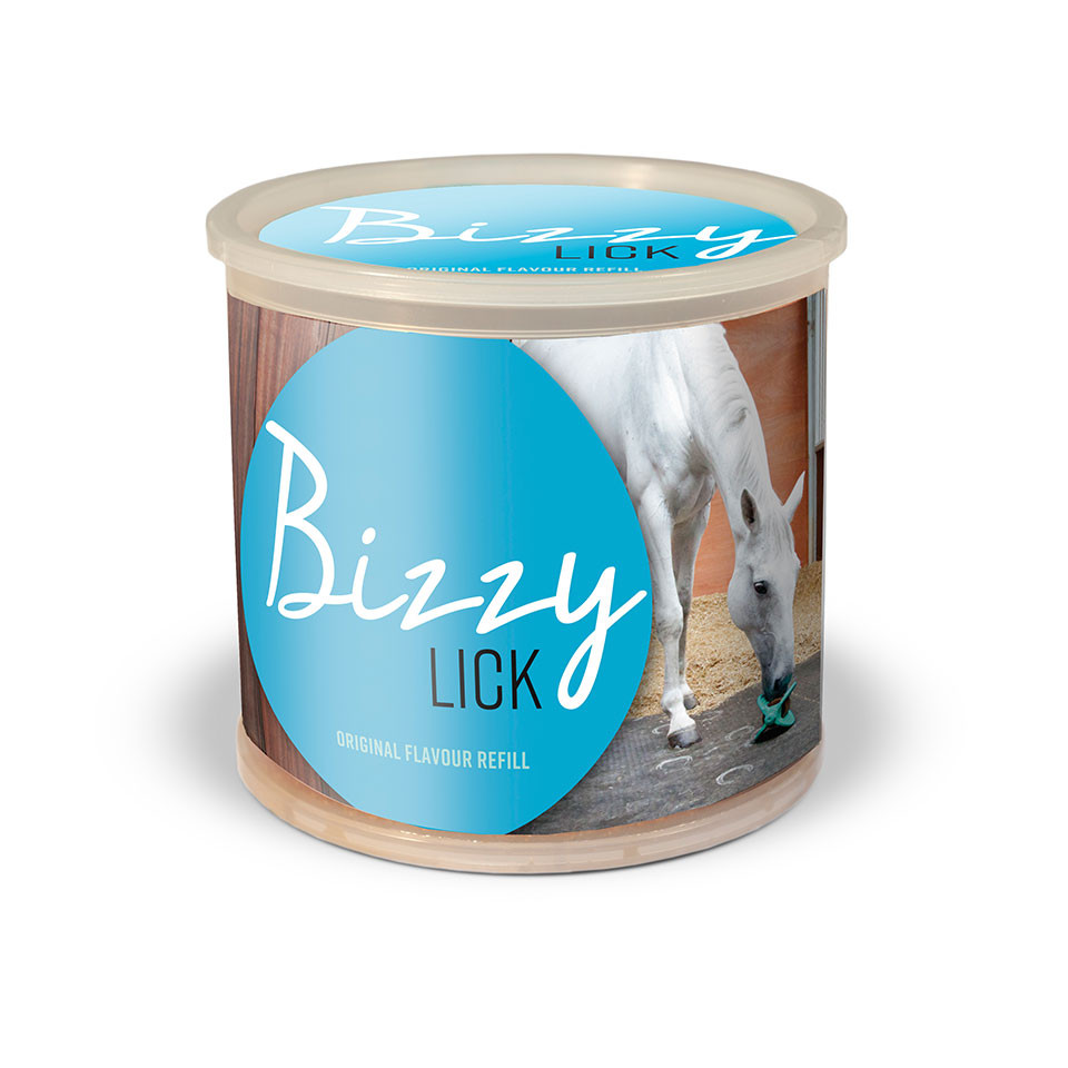 Recipiente Bizzy Lick com rótulo azul e imagem de cavalo branco